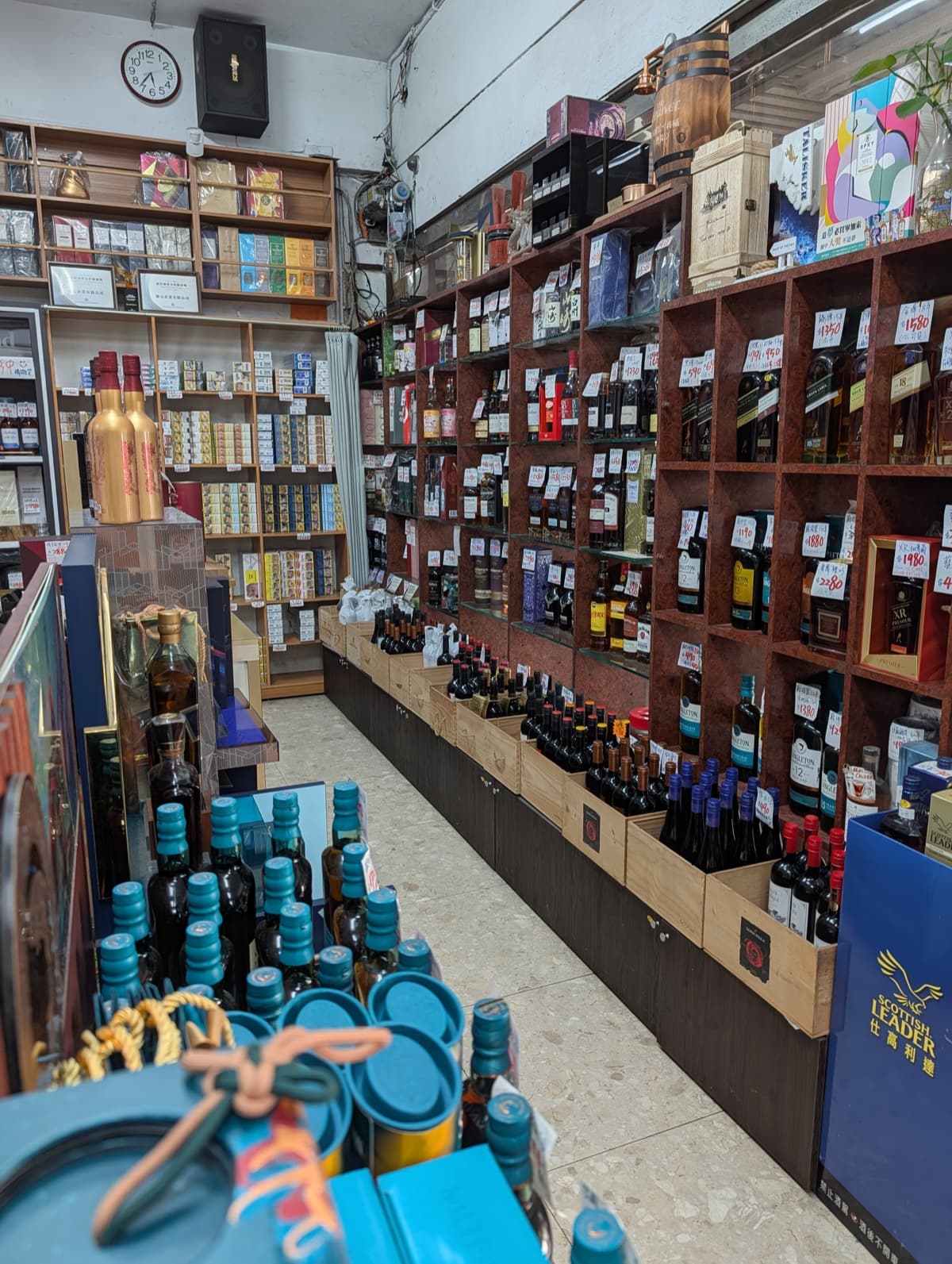 總元菸酒店內酒款陳列實景